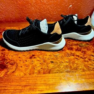 AETREX WOMENS LAURA ARCH SUPPORT SNEAKER